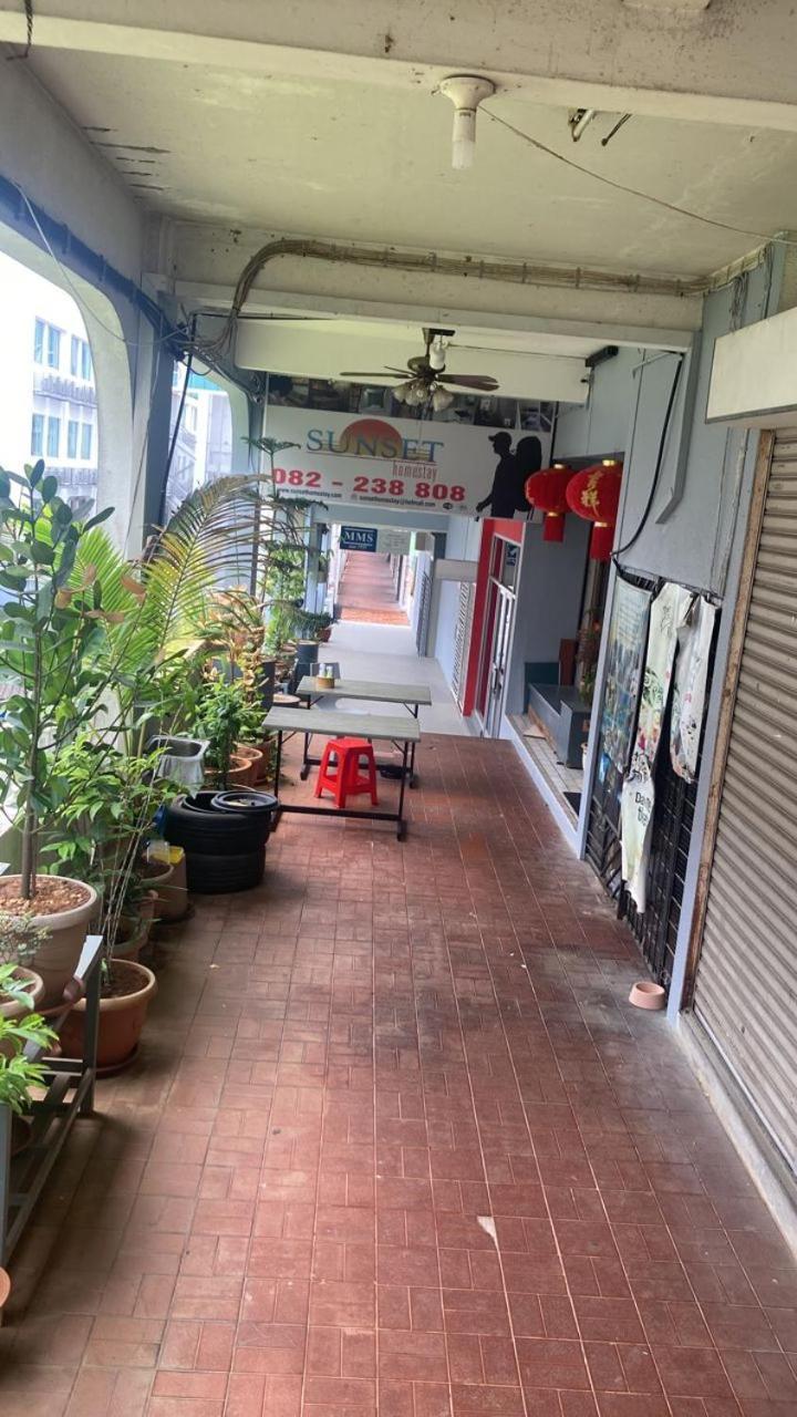Sunset Homestay - Backpacker Hostel Self Checkin Kuching Extérieur photo
